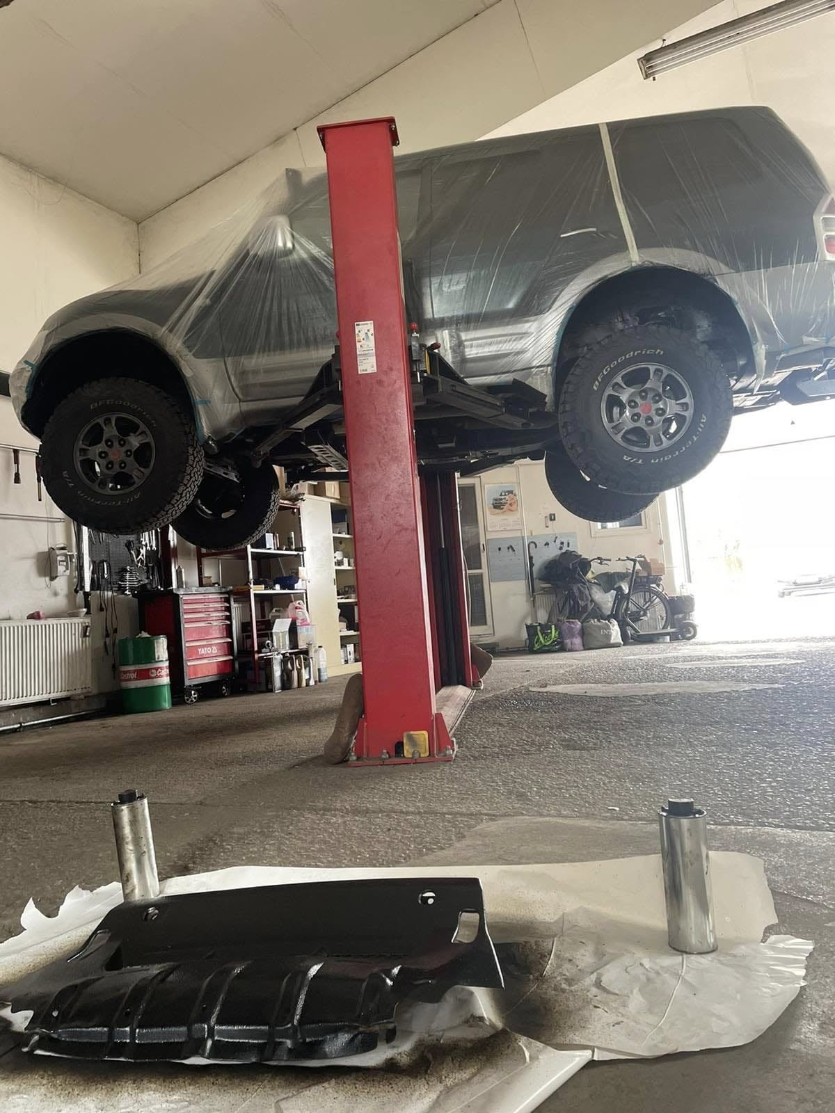 Auto na zdviháku — servisné práce