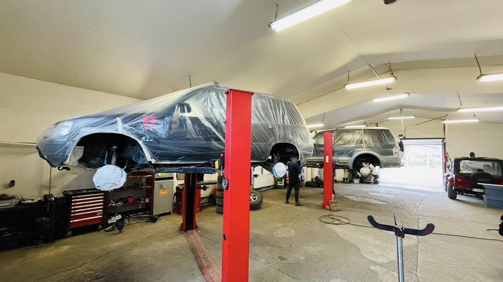 Interiér dielne autoservisu