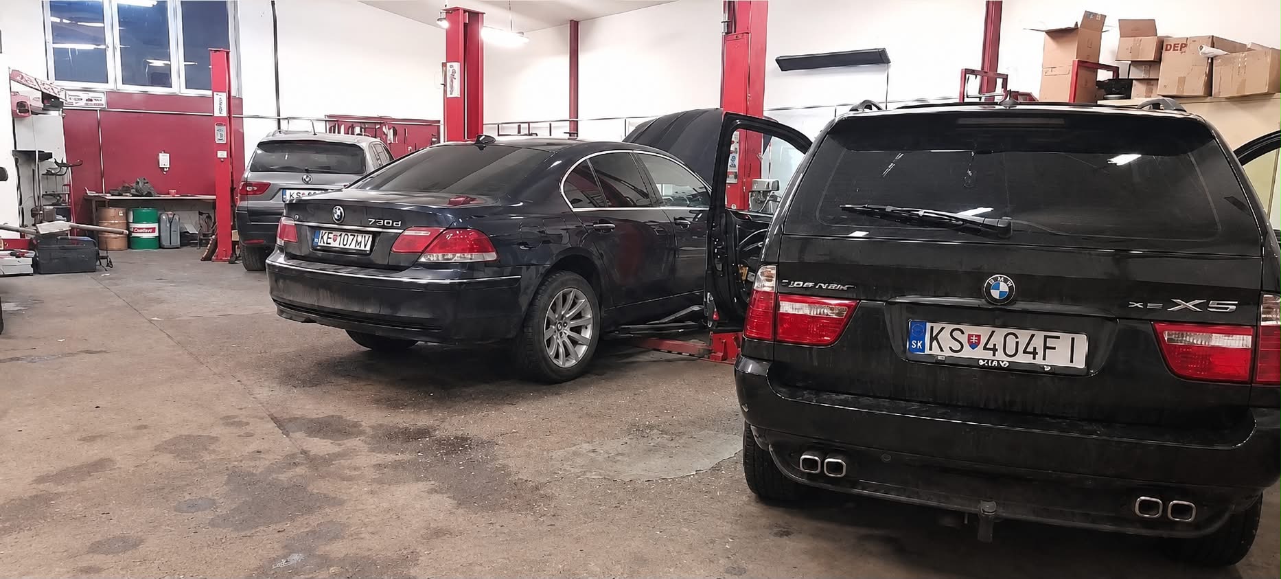 BMW 730d a X5 v dielni
